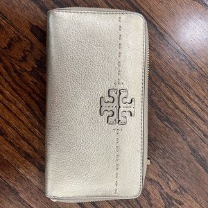Tory Burch top zip wallet. Lightly used.